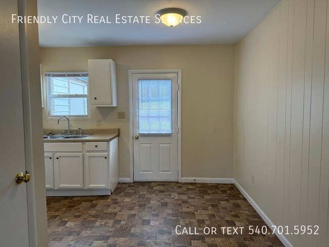 Building Photo - Move in ready 2 bedroom, 1 bath townhome