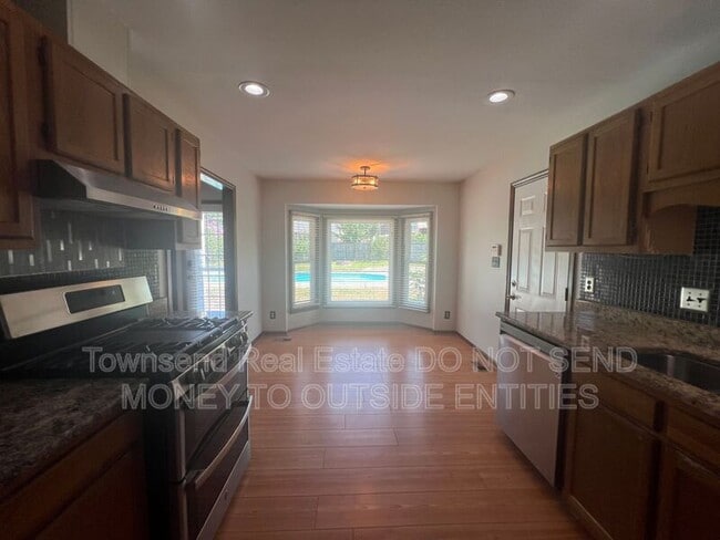 Building Photo - 6149 Lakeway Dr