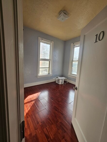 Building Photo - 468 S 6th St