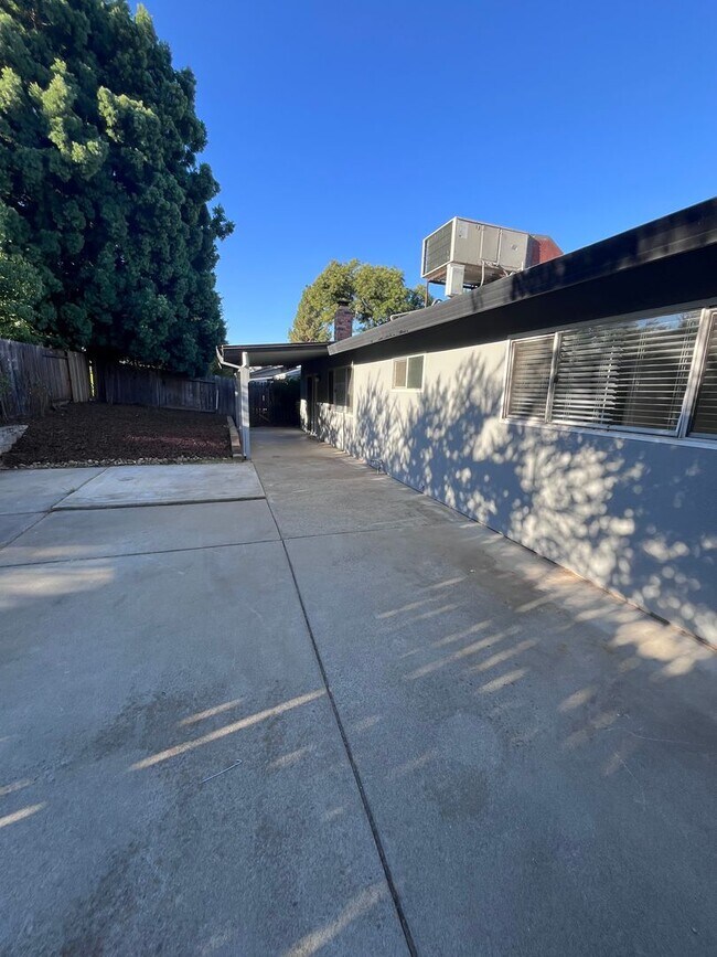 Building Photo - UPDATED 3 BEDROOM HOUSE W/ RV ACCESS!!