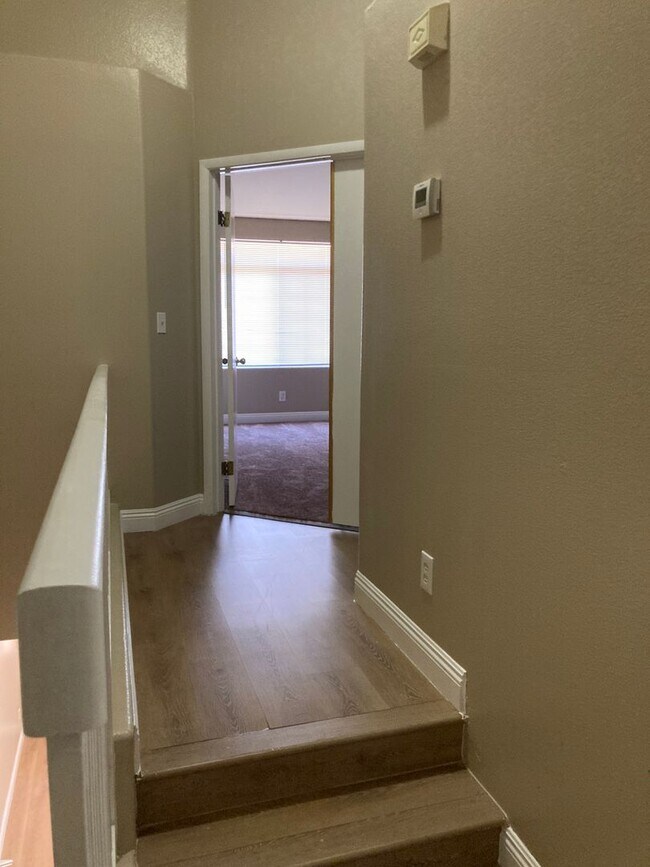 Building Photo - Townhouse 3 bedroom 2.5 bath 2 car garage