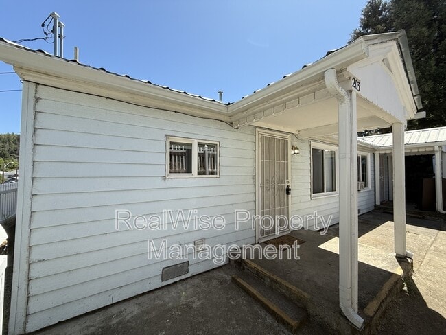 Primary Photo - 203 NW Pine St