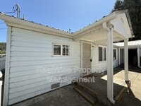 Building Photo - 203 NW Pine St