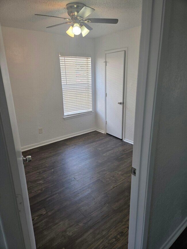 Building Photo - 209 Roberts Cir