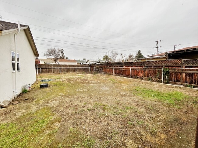 Building Photo - Centrally located 3-bedroom house
