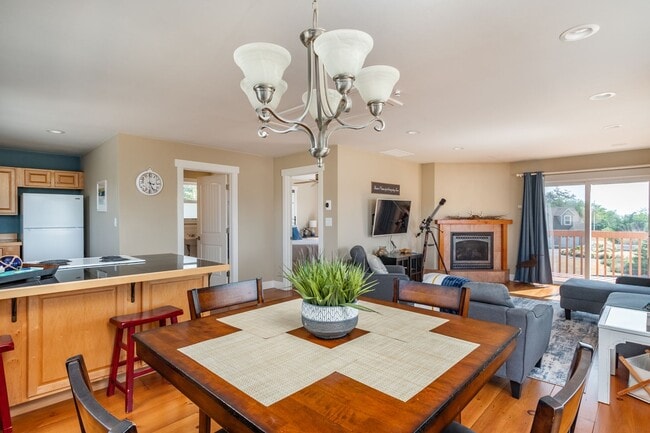 Building Photo - Spacious and Beautiful Home with Private Apartment!