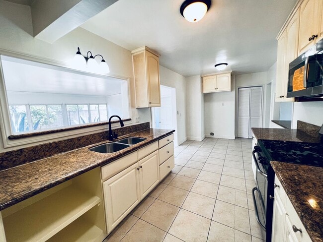 Building Photo - 4 BED HOUSE with Garage, Yard, Pets Consid...