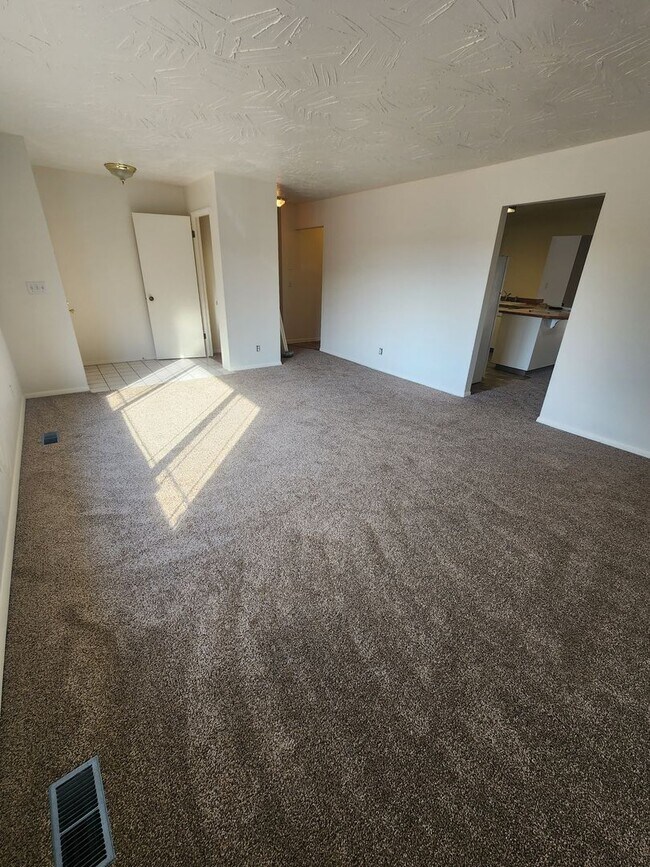 Building Photo - SINGLE FAMILY HOME ON HILLCREST (APP#72)