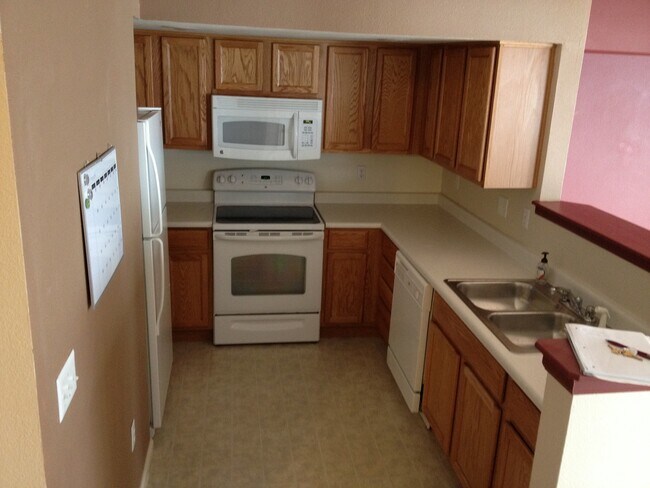 Building Photo - 3 BEDROOM, 2.5 BATH TOWNHOUSE WITH 2 CAR ATTACHED GARAGE
