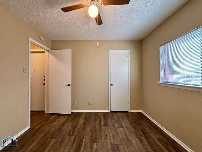 Building Photo - Adorable 3 bedrooms and 2 bathrooms, singl...