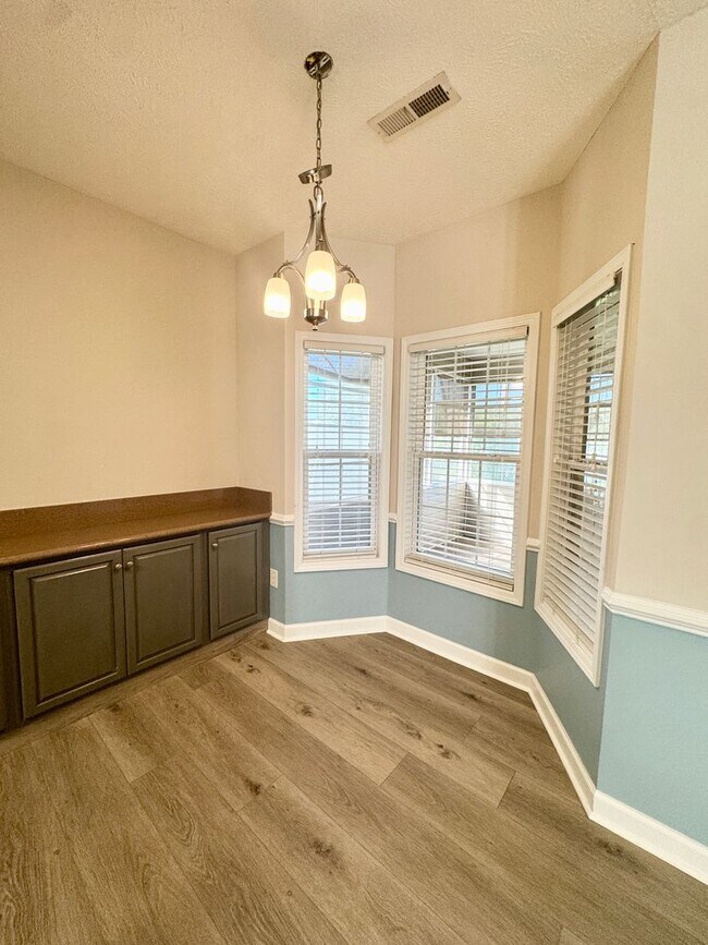 Building Photo - SPACIOUS WATERFRONT 3 bed/3.5 bath with lo...