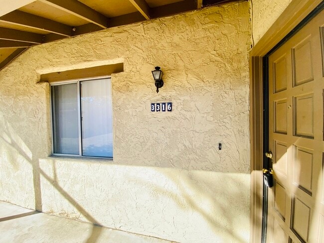 Building Photo - Spacious Townhome Style Home with Large Ya...
