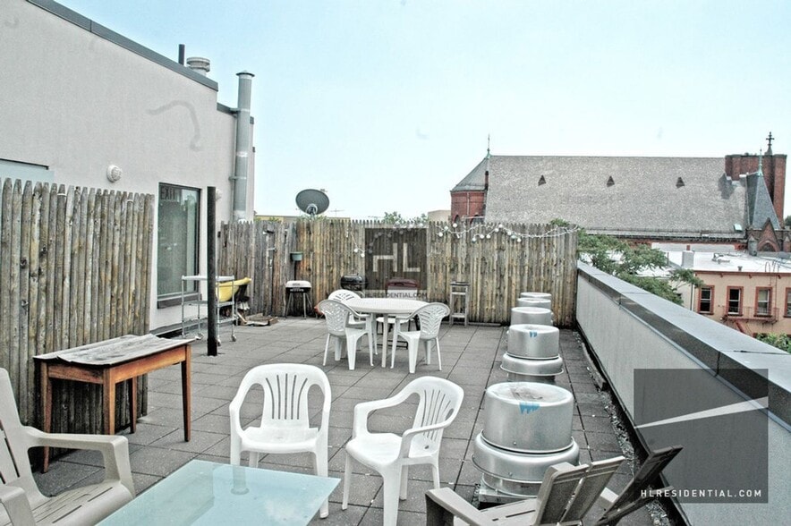 Building Photo - METROPOLITAN AVENUE