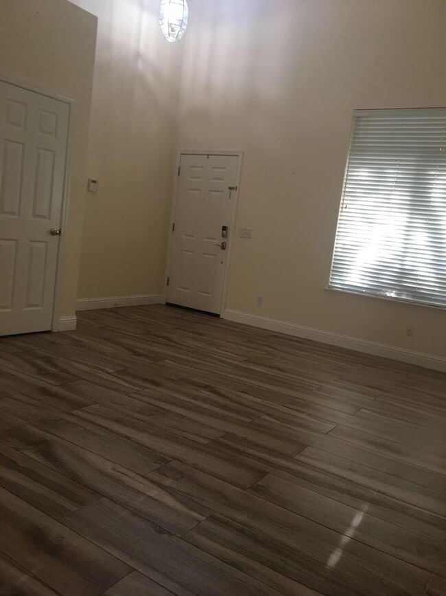 Building Photo - Highly Desirable 2 Story Home In Brookside