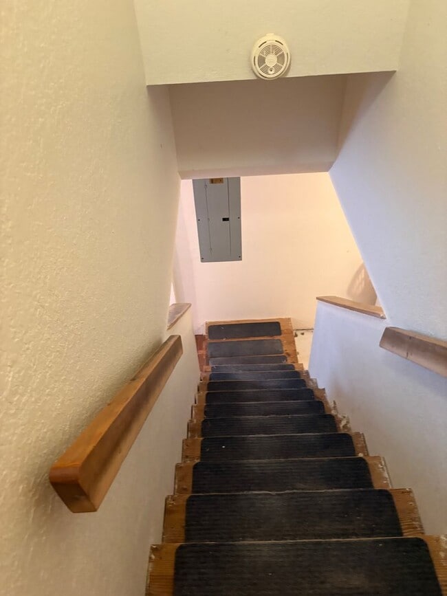 Building Photo - 3 Bedroom 2 Bath Home in Colington $2195/mo