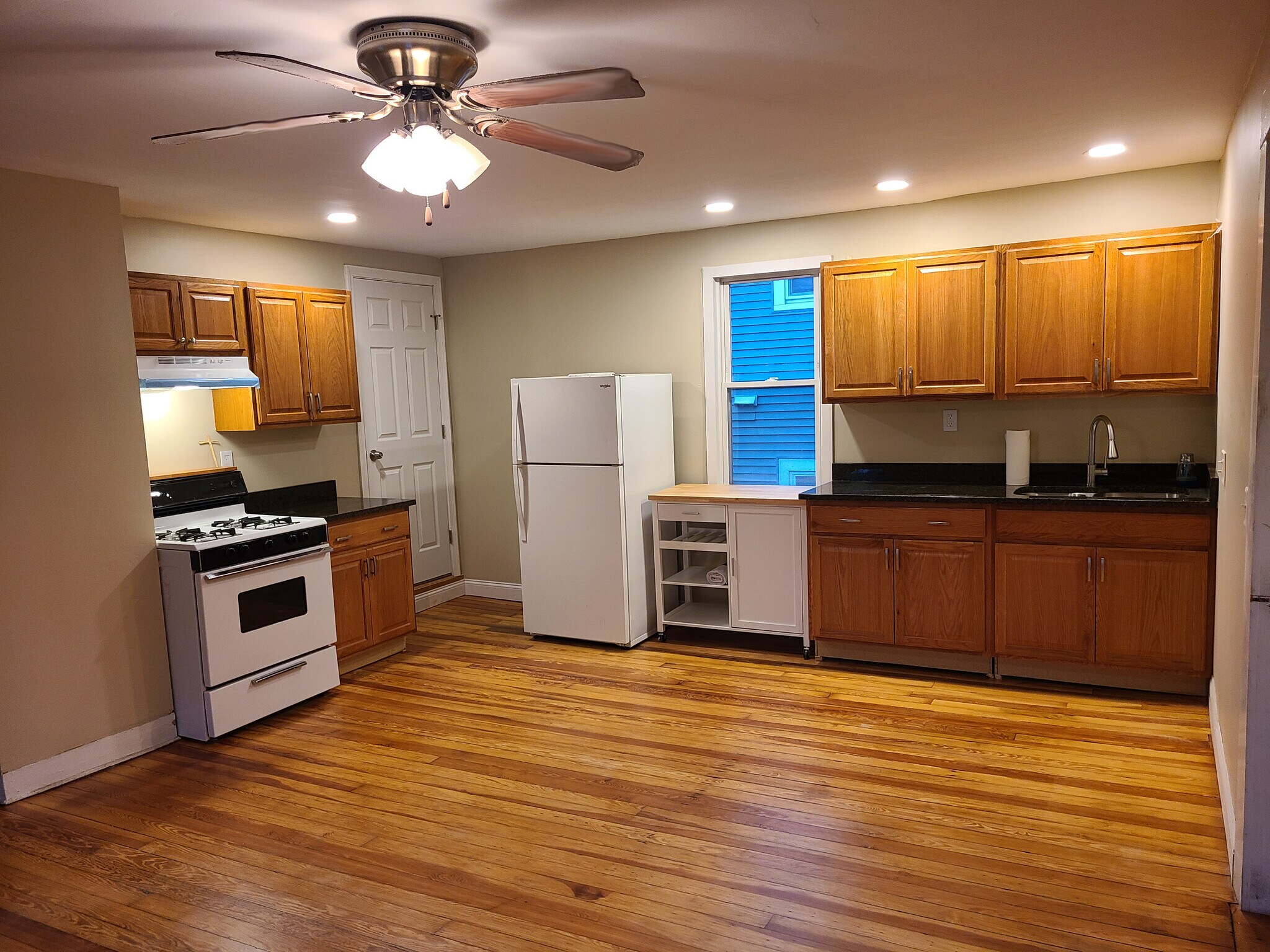 Building Photo - 143 Derby Ave