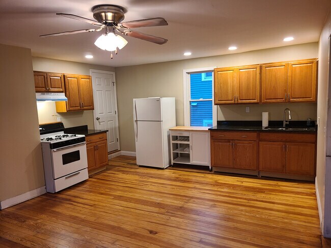 Building Photo - 143 Derby Ave