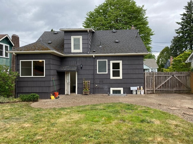 Building Photo - Arbor Lodge Bungalow!