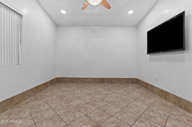Building Photo - 2442 E Diamond Ave