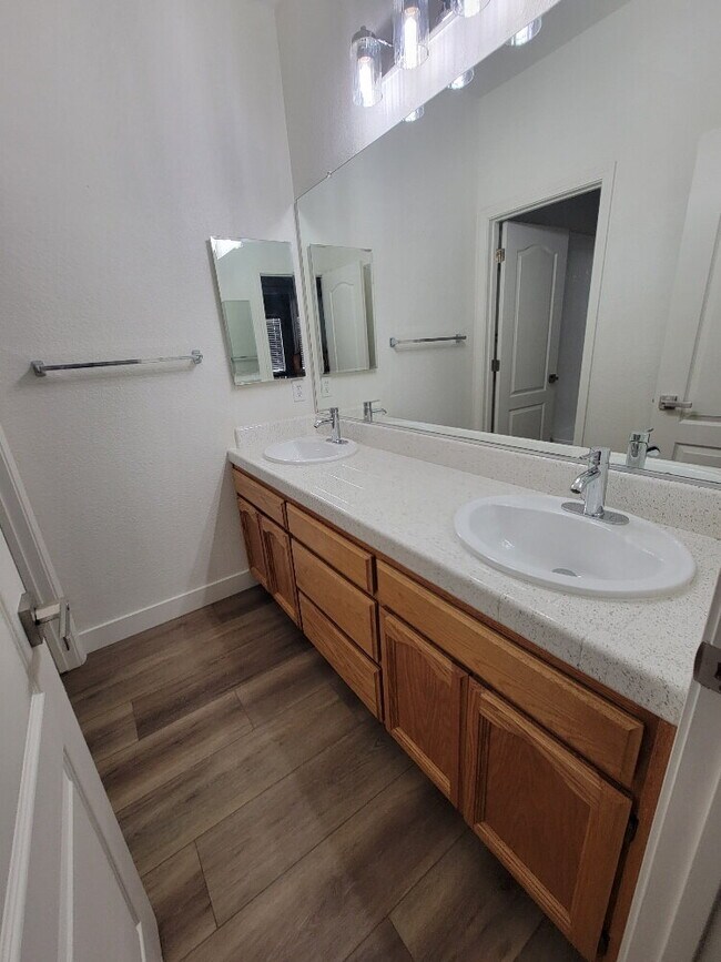 Building Photo - Modern 3-Bedroom, 2-Bathroom Home with Ope...
