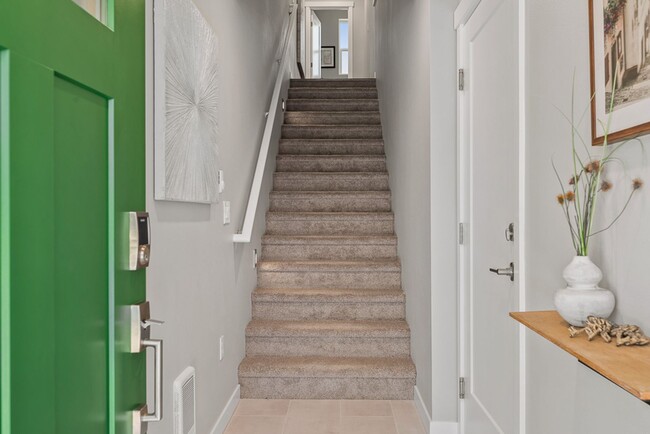 Building Photo - 2 Bedroom 2.5 Bath | 2 Car Garage | 2,900.00