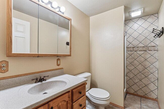Building Photo - Lolo 4 bedroom, 2 bath, 2,520 Sq. Ft. home...