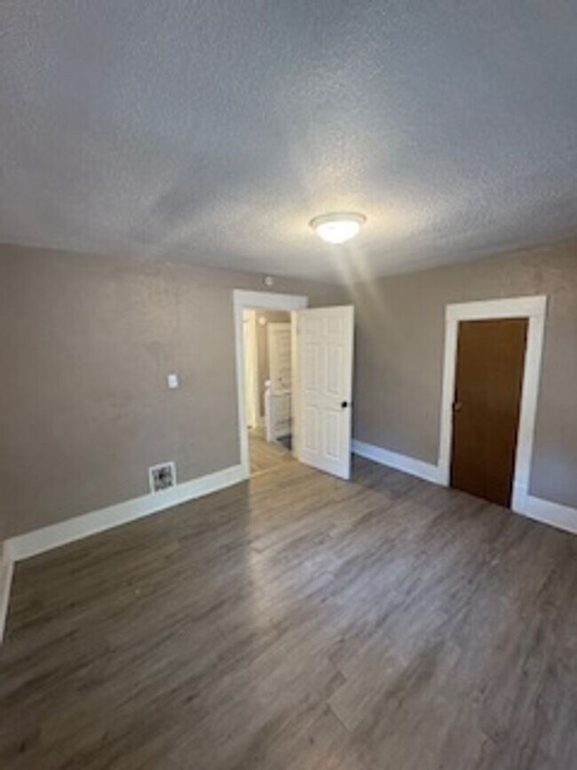 Building Photo - 3 Bedroom / 2 Bathroom House in Peoria, IL