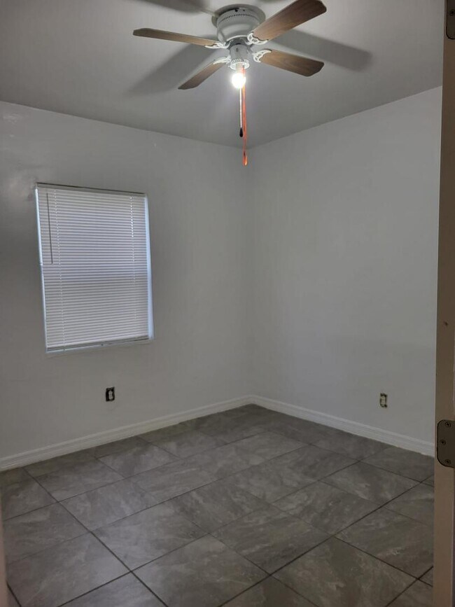 Building Photo - 1013 State St