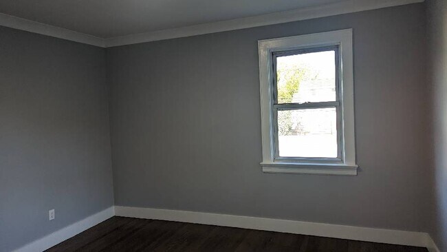 Building Photo - Renovated Modern 2 Bedroom -  No Fee