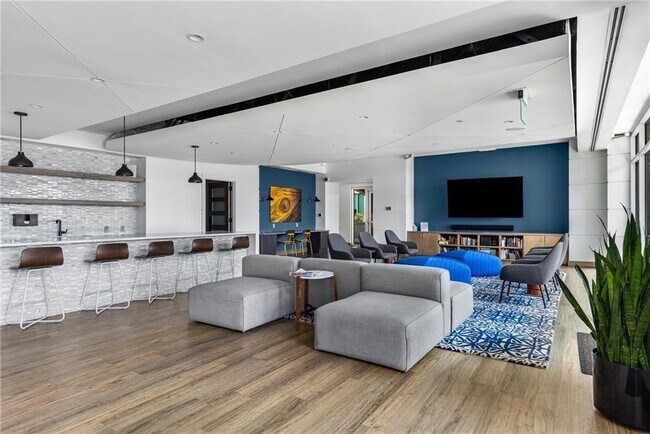 Building Photo - 943 Peachtree St NE