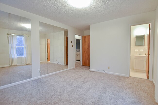 Building Photo - Pet Friendly Three Bedroom!