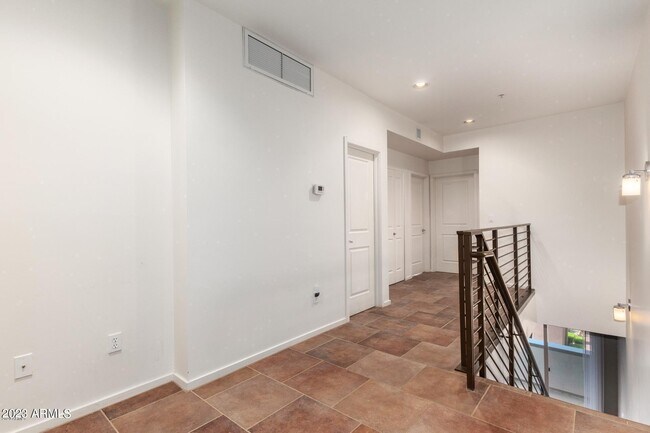 Building Photo - 525 W Lakeside Dr