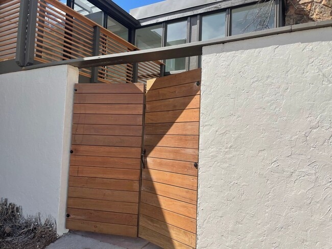 Building Photo - LUX 3BD, 3BA Foothills Home Only 5 Minutes...