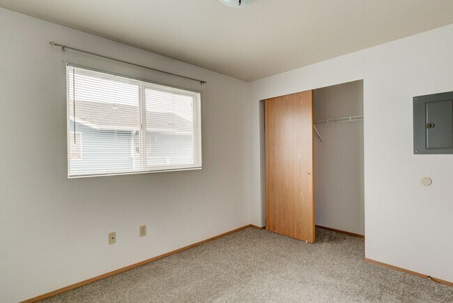 Building Photo - Recently Updated 2-Bedroom 2nd Floor Condo