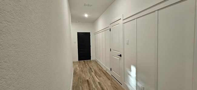 Building Photo - 8434 Bay Oaks Dr