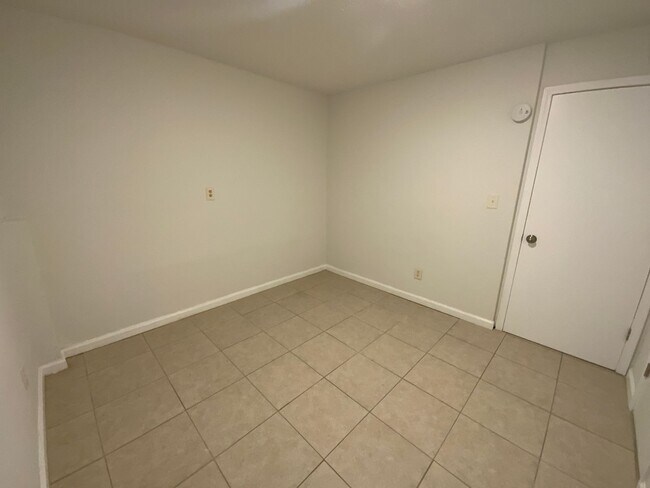 Building Photo - 211 Snead Dr
