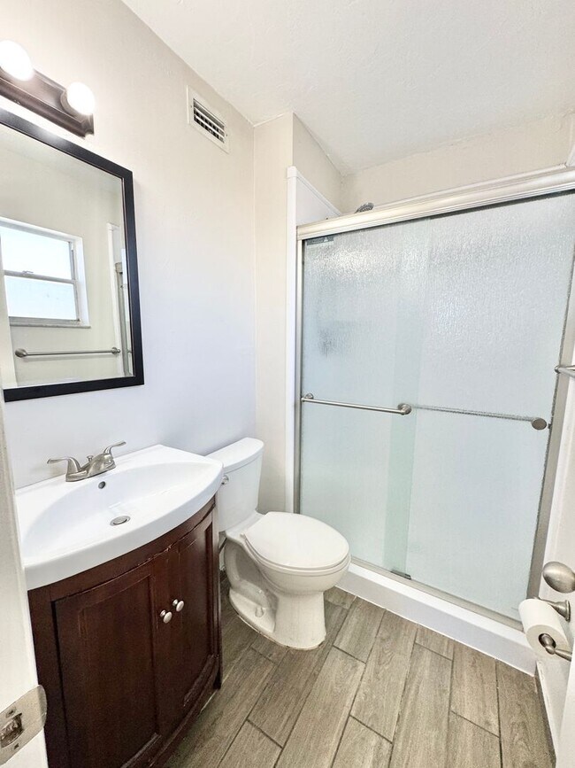 Building Photo - ** NAPLES PARK ** 3 BED / 2 BATH ** PET OK...