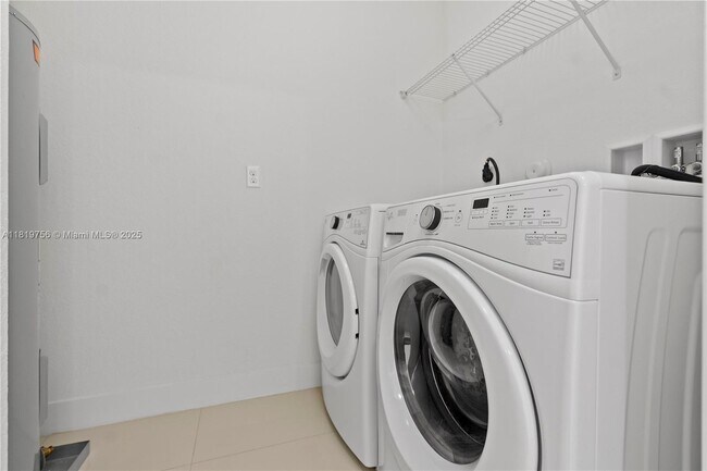 Building Photo - 535 SW 91st Pl