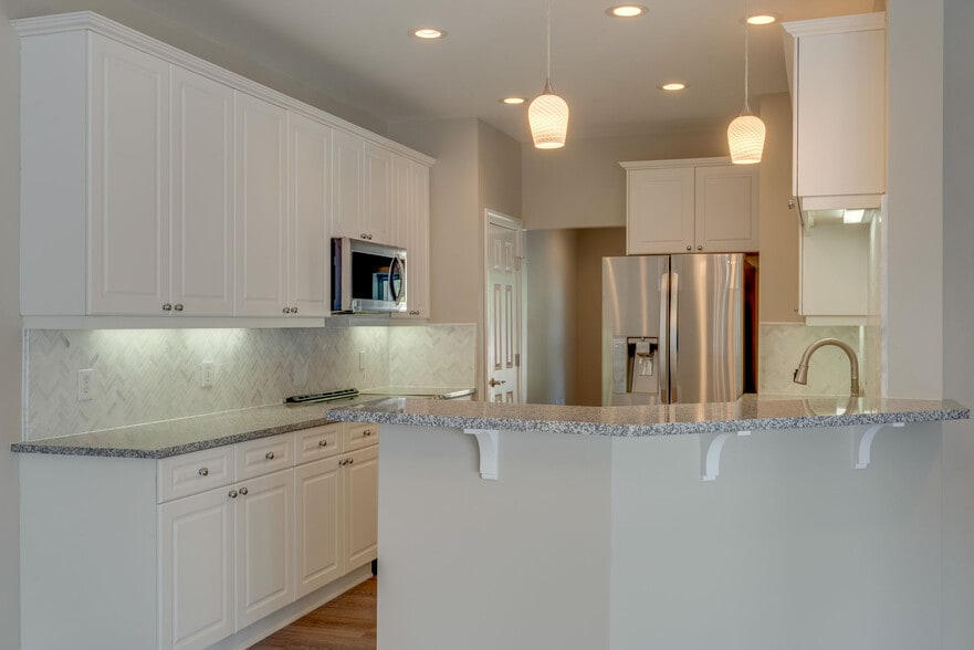 White Cabinets, Granite - 618 Springlake Dr