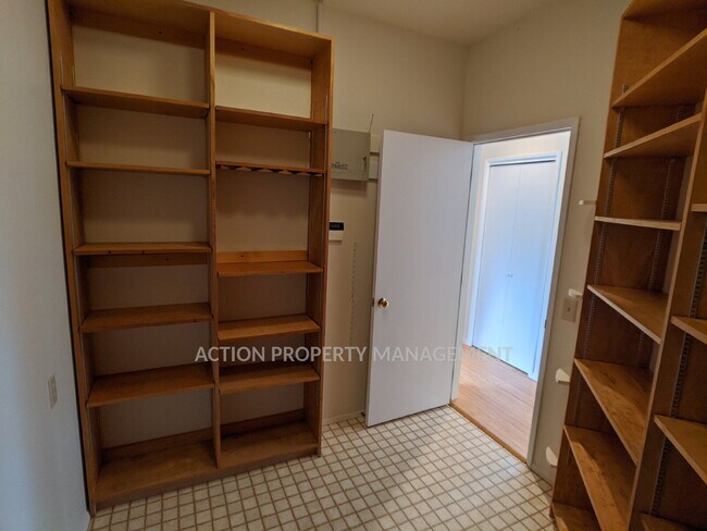 Building Photo - 3 bed 3 bath on 4.8 acres w/ beautiful water view