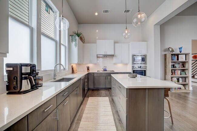 Building Photo - 6205 Seville Dr