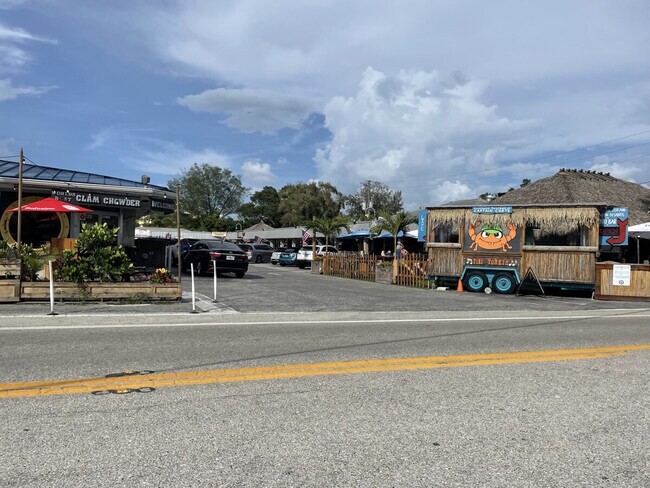 Building Photo - 6706 Sarasea Cir