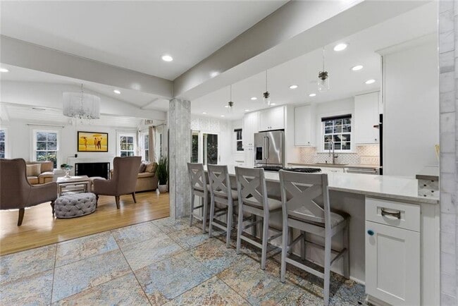 Building Photo - 302 Hascall Rd NW