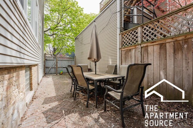 Building Photo - 3010 N Greenview Ave