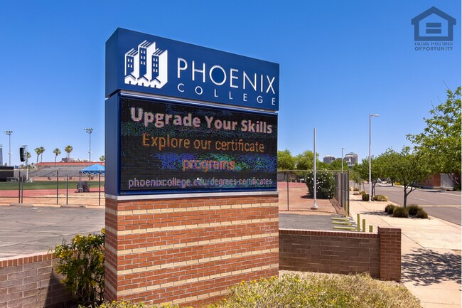 Building Photo - 3Bed/3Bath House at Thomas/7th Ave! Ready for Immediate Move-In! -- NO HOA! FULLY REMODELED!