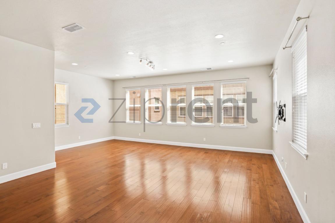 Building Photo - Unit