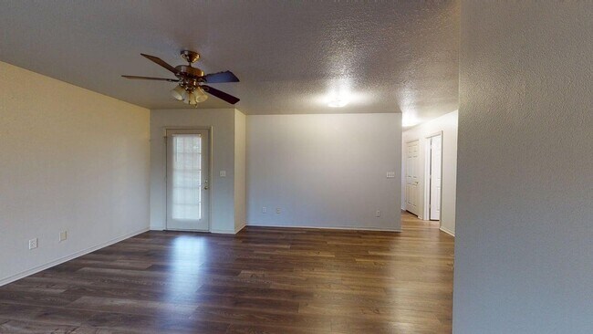 Building Photo - 1709 Redbud Dr