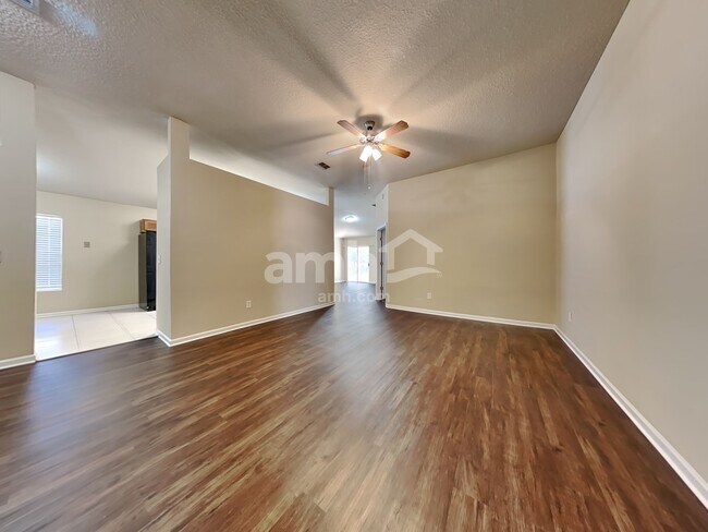Building Photo - 12333 Anarania Dr