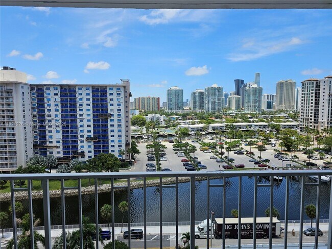 Building Photo - 500 Bayview Dr