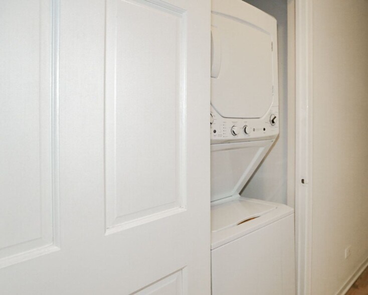 Building Photo - 2320 N Southport Ave